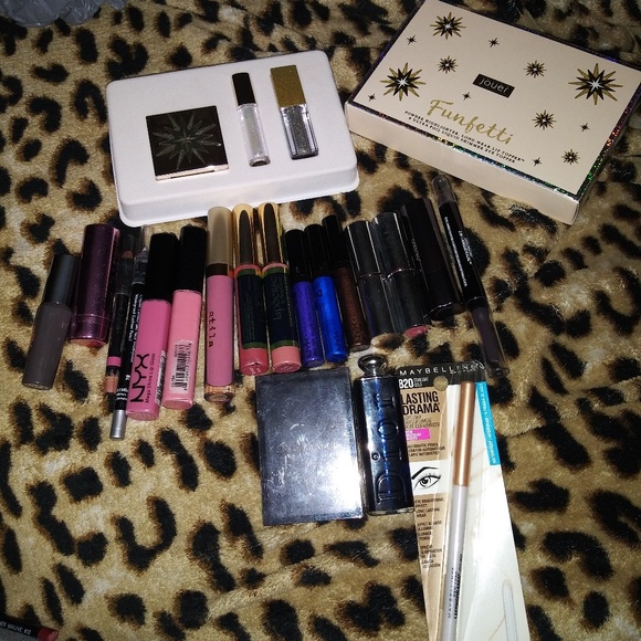 Makeup Bundle - Picture 1 of 4
